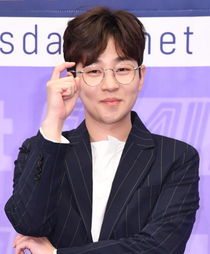 딘딘, 담임교사에게 구타당한 충격적 학창 시절 고백... "교복 보다가 눈물 터졌다"