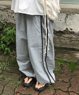  르온 나일론 트랙 와이드팬츠 - 가볍고 시원한 여름용 데일리팬츠