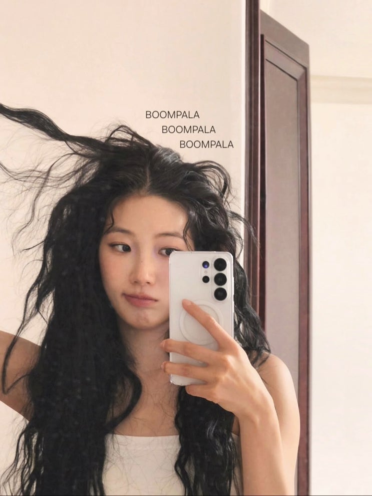  르세라핌 카즈하 인스타 일상 흑발 웨이브 헤어에 민소매 코디 분위기