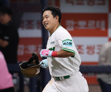 키움 히어로즈 김웅빈, 2군 설움 끝낸 130m 끝내기포에 왜 아내 생각하며 눈물 쏟았을까?