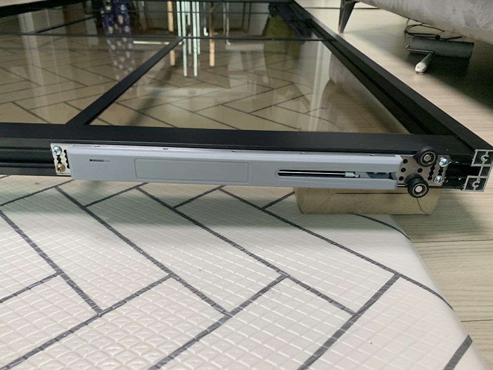 동탄슬라이딩도어 댐퍼교체｜쾅 닫히던 현관 중문, 아이 손 끼임 걱정 해결한 시공사례