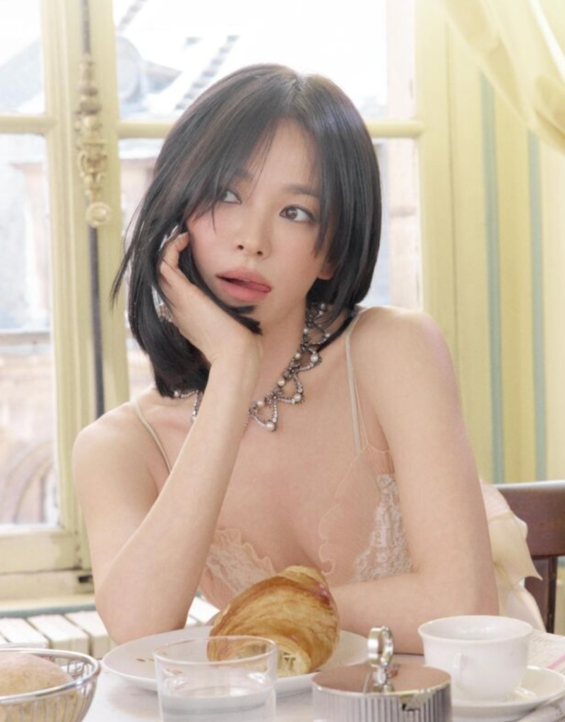 송혜교니까 가능한 ‘파격’ 노출…B컷마저 레전드 찍은 근황