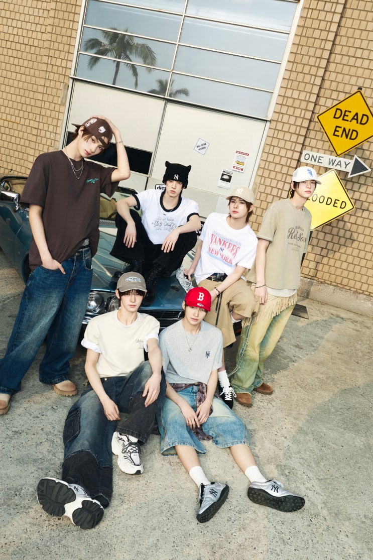  투어스 TWS X MLB 26SS 화보 레터링 반팔 티셔츠 & 여름모자 스타일링