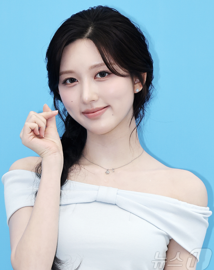  아이브 가을 성수동 리본룩 블루 탑에 화이트 플리츠 코디