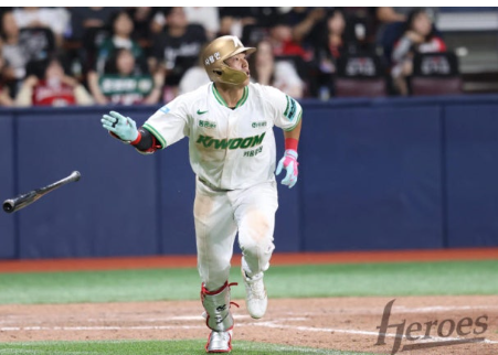 <b>키움 히어로즈</b> 김웅빈의 데뷔 첫 끝내기포, 왜 팬들까지... 