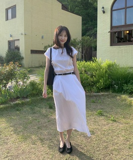  모던 벨티드 원피스 - 깔끔한 핏으로 완성하는 여름 코디