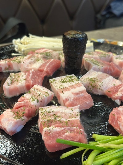 [수원/수원역] 수원역고기집 장가네솥뚜껑 수원역점 제주흑돼지 칼집오겹살 후기