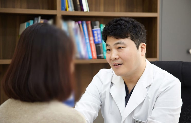  평촌역 팔자필러, 웃을 때 더 깊어지는 주름 왜 생길까요?