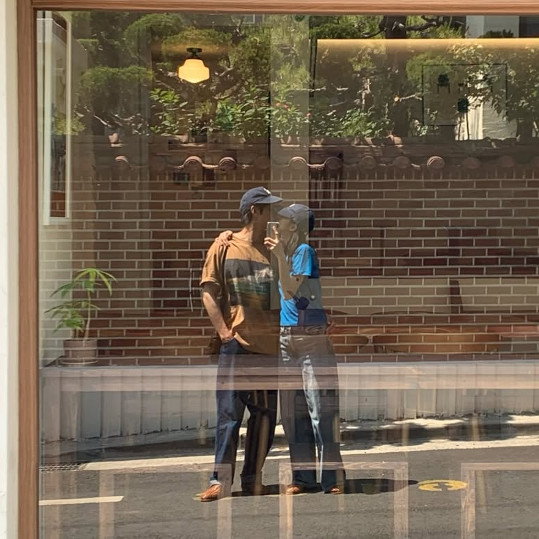 “무너지던 20대 끝에서 만난 사람과 결혼”… 민하 구찌백 패션 화제