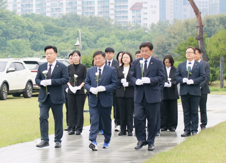  민주당 경기 광주 후보들 현충탑 합동 참배…“원팀으로 지방선거 승리”