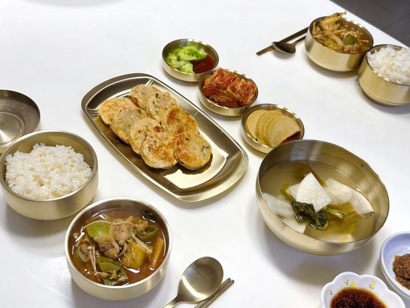 놋그릇세트 금빛 티타늄 반상기 세트 고급스러운 한식그릇 추천