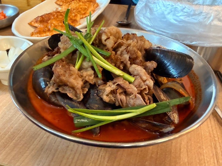  [춘천 근본 맛집] 겉바속촉 황금빛 군만두와 묵직한 고기 육수의 만남, 동내면 감성 맛집 '채오가짬뽕' 솔직후기 
