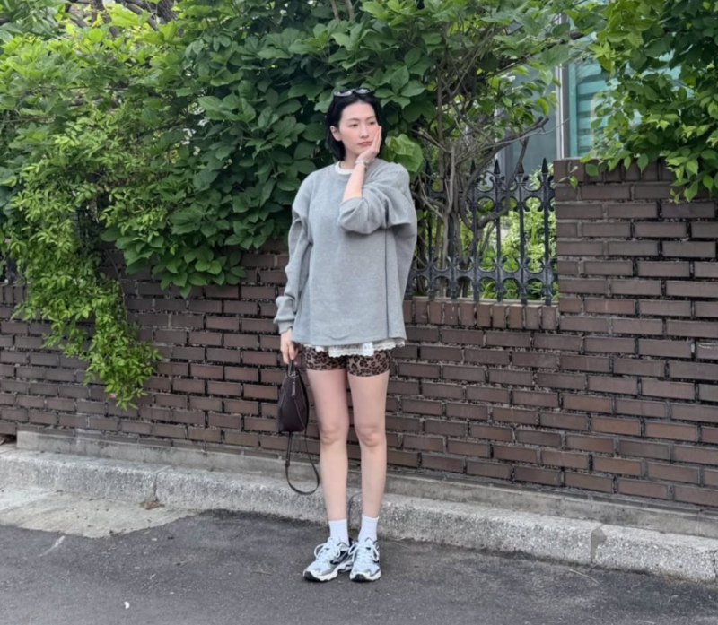 카라 강지영 일상 피드에서 포착된 메쉬 운동화, 디자인과 특징 살펴보니