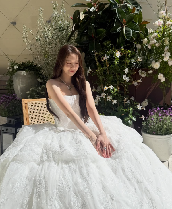 "이게 35세 맞아?"… 소녀시대 임윤아 칸 레드카펫 휩쓴 근황