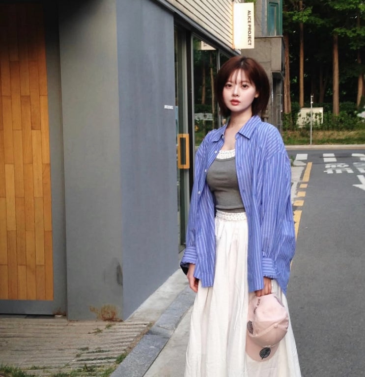  배우 한수아 인스타 사복 블루 셔츠에 롱스커트 조합 청순 그 자체