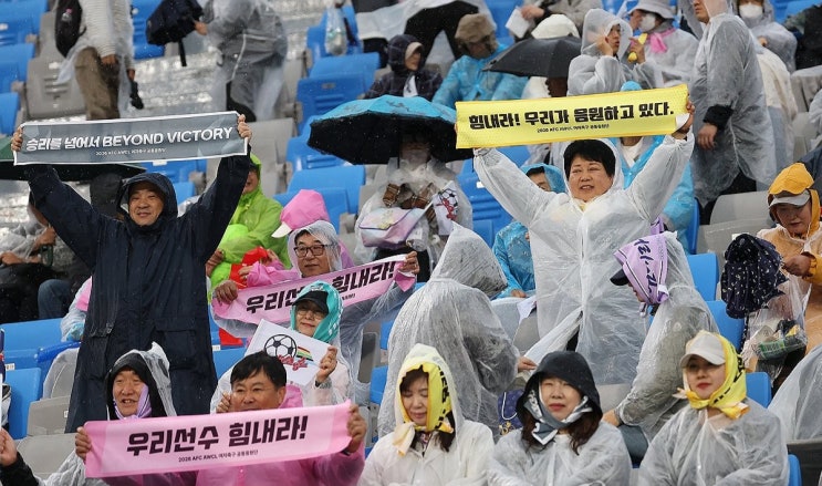 [<b>남북여자축구</b>경기 취재기] “빗속에서 펼쳐진 <b>남북 여자축구</b>의... 