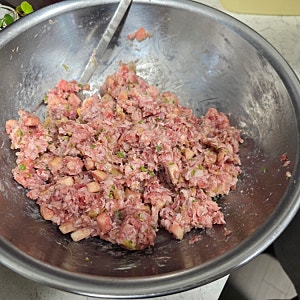 집에서 떡갈비 만들기 레시피｜다진 쇠고기에 새송이버섯, 땡초, 청하 넣어 더 맛있게 만든 ....