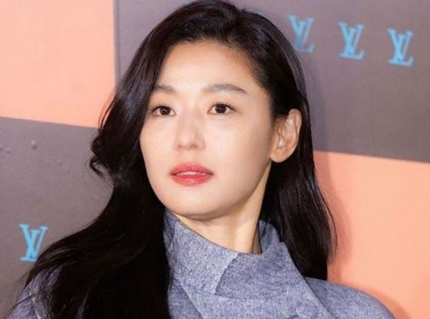 "군체" 전지현 칸 드레스·운동화 동시 공개, '암살' 후 11년 만에 스크린 복귀
