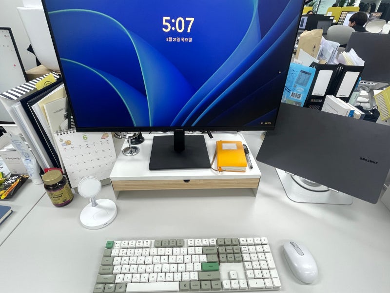 내돈내산 :: 주변에서 물어보는 사무실 꿀템 7개 추천 (모니터받침대, 무선충전기, 오거나이....