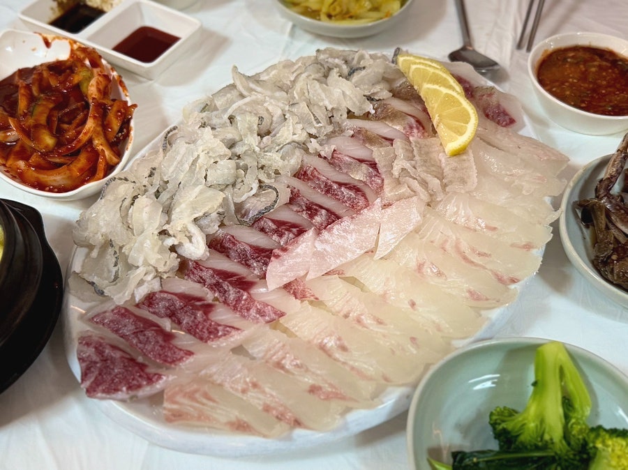 중앙횟집 사진 1