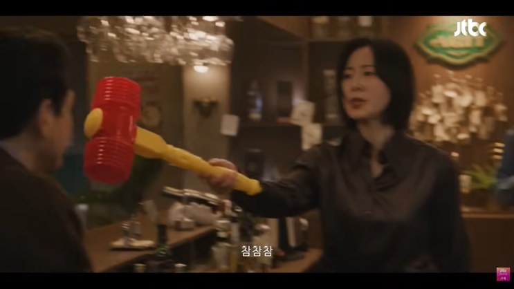  장난감 망치를 든 여자