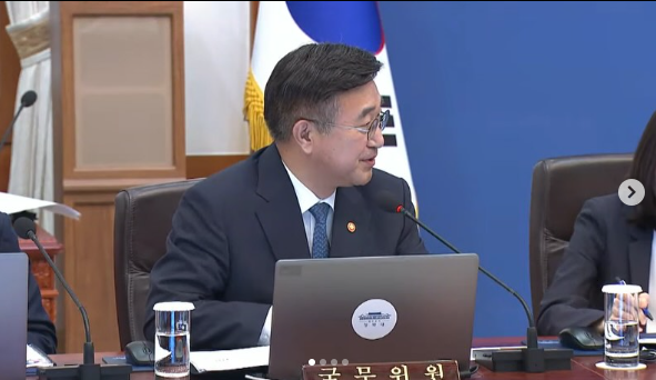 "정부 행사서 <b>스벅 기프티콘</b> 퇴출" 스타벅스 반역사 논란... 