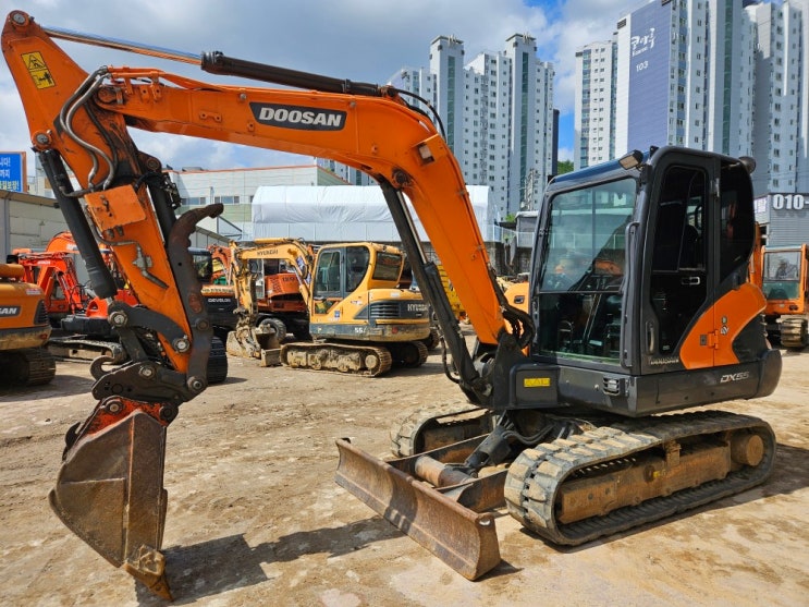  두산 DX55LC-5K 2020년식 저가동 고무트랙 코끼리집게 02 중고굴삭기