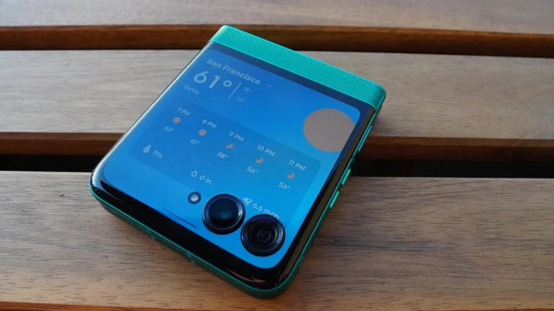 모토로라 Razr 2026 리뷰 | 100달러 올랐는데 살 만할까? 폴더블 입문 최적 폰 총정리