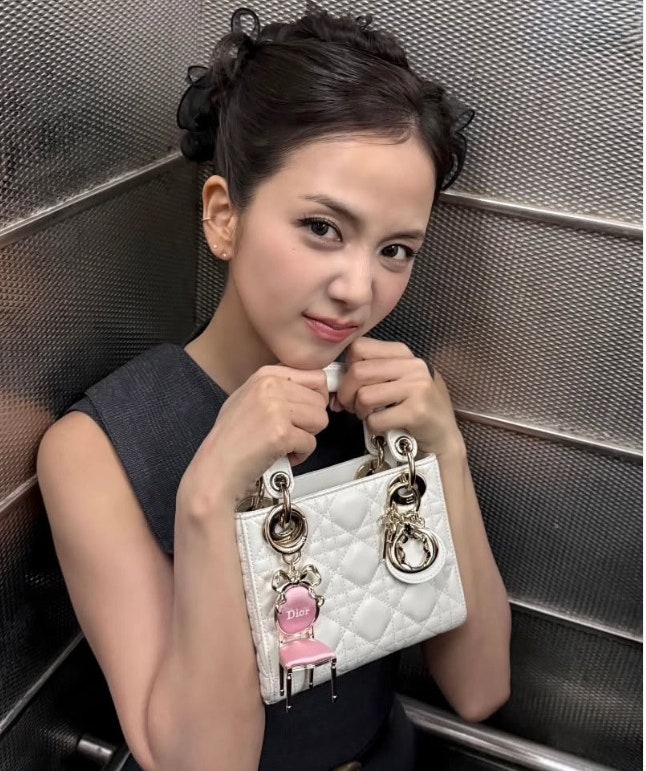  더 이뻐진 지수 미공개 디올 패션은?