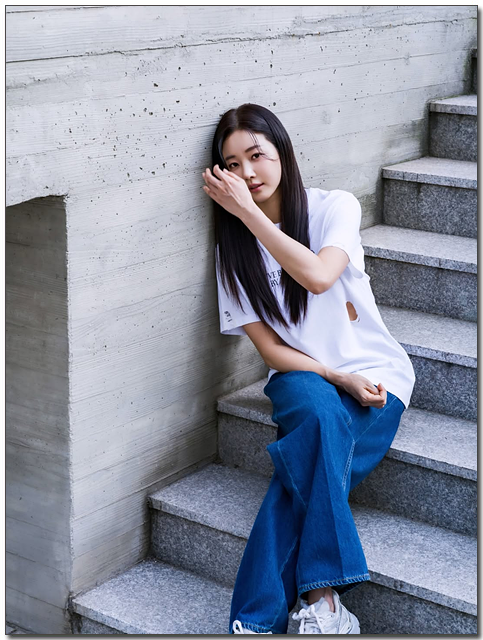 2년 뒤면 50세? 김사랑, 흰 티에 청바지만 입고 찍은 소름 돋는 대학생 비주얼