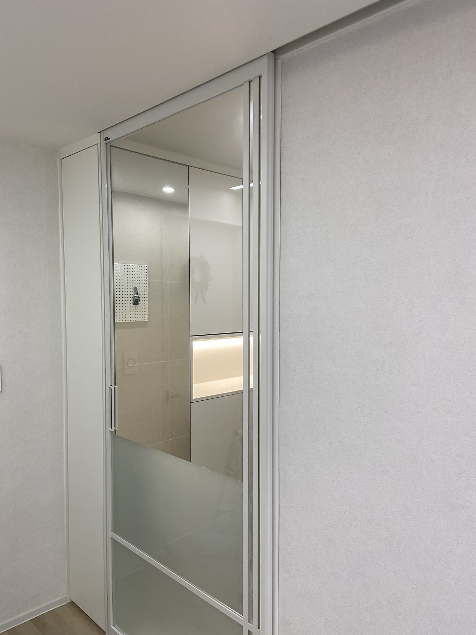 수원 중문 교체｜광교 원슬라이딩 중문, 끝까지 안 닫히던 이유… 댐퍼 교체로 해결한 사례