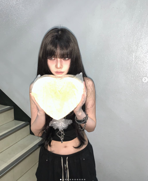 aespa カリナのインスタ衣装情報、退廃的な美しさが爆発した黒のクロップトップとシックなメイクアップの雰囲気