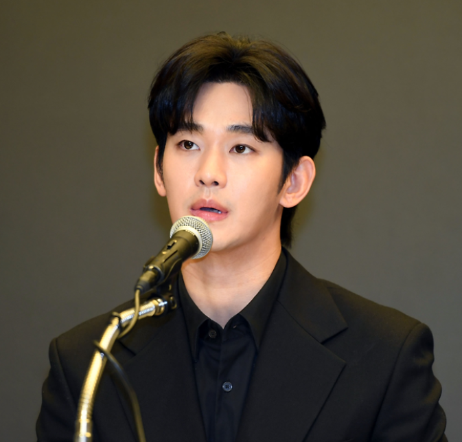 <b>김수현 무혐의</b> 뜨자마자 "2차전"경고 날린 설리 친오빠