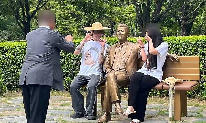 “봉하마을서 일베 손가락질 사진 찍어”…조수진 노무현재단 이사 주장? 이런것들은 조용....