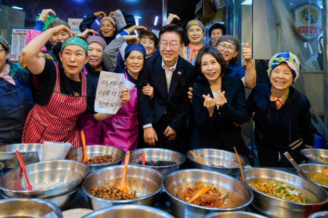 <b>이재명</b> 대통령 부부, <b>김해</b> 외동전통시장 깜짝 <b>방문</b>