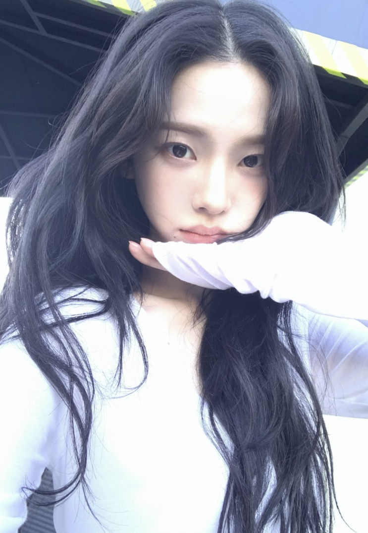  [셀럽패션] 에스파 카리나 사복 패션 난리난 이유 화이트 긴팔티 코디