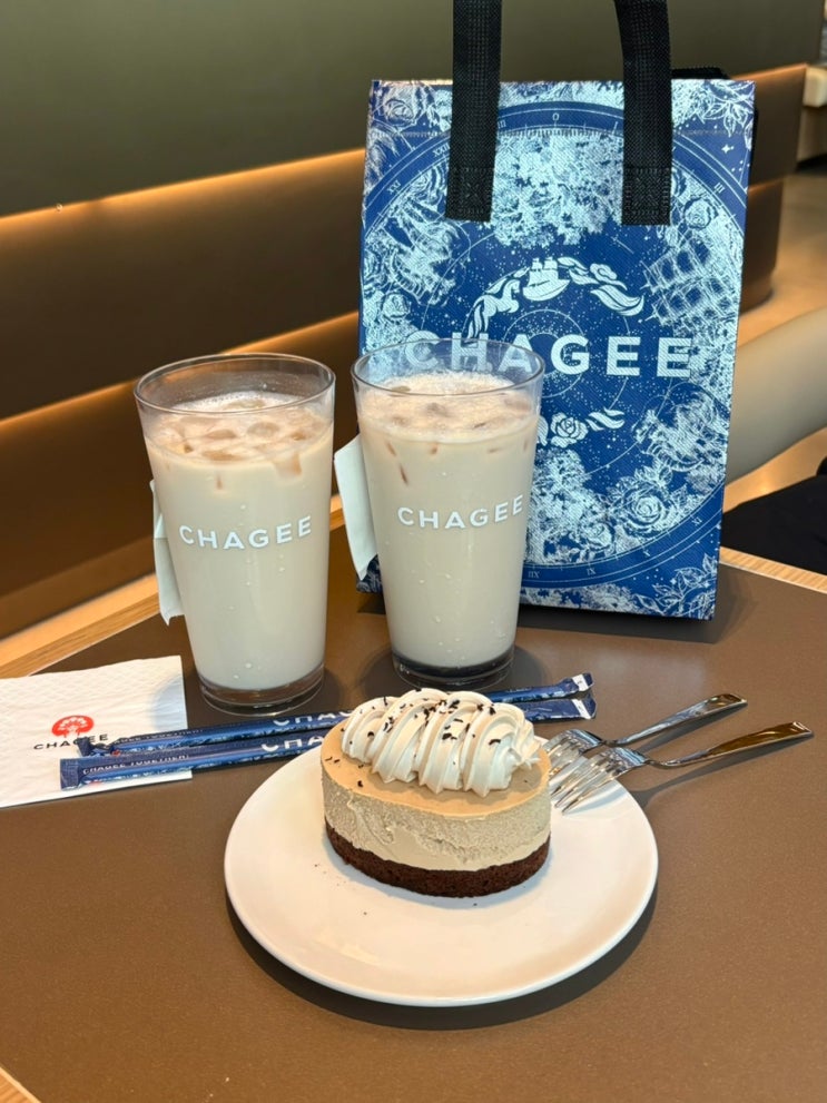  차지 Chagee 역삼 • 주말 피크타임 대기없이 먹은 후기 (밀크티맛 추천, 케이크 개큰강추 ,,)