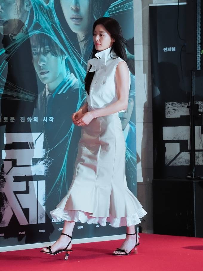11년 만의 컴백! 전지현, '군체' 시사회서 선보인 리본 장식 러블리룩 분석