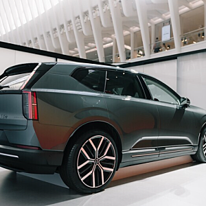 2026 볼보 EX60 가격 공개! 주행거리 810km 전기 SUV 국내 출시 가격은?