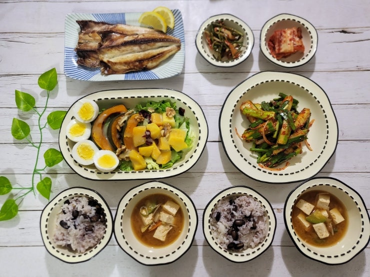 토요일 수험생 아침밥상 반건조 임연수구이와 오이부추무침으로 차린 든든한 집밥 한상