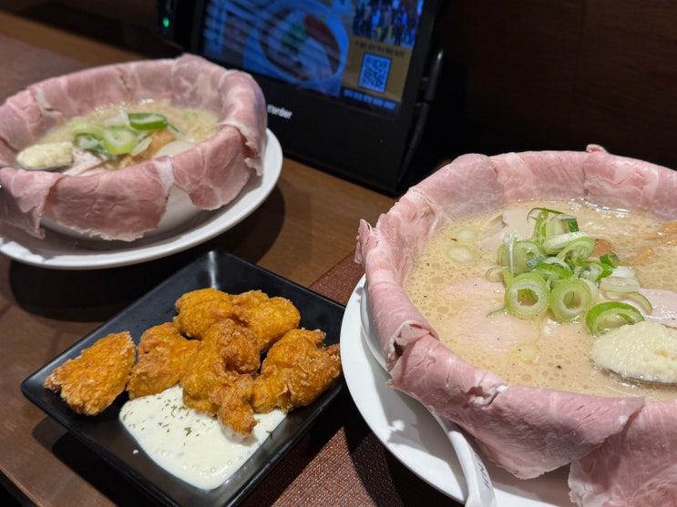  [서울일상] 멘지 신촌점 - 신촌 라멘 맛집으로 유명한 멘지라멘! 신촌역 라멘 전문점, 차슈가득 파이탄 라멘, 평일저녁 신촌 데이트! 2인 식사후기, 위치, 메뉴, 셀프바