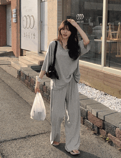  오늘도 편안하게 루즈핏 티셔츠&밴딩 팬츠 세트 - 시원한 V넥 셋업으로 완성하는 데일리룩