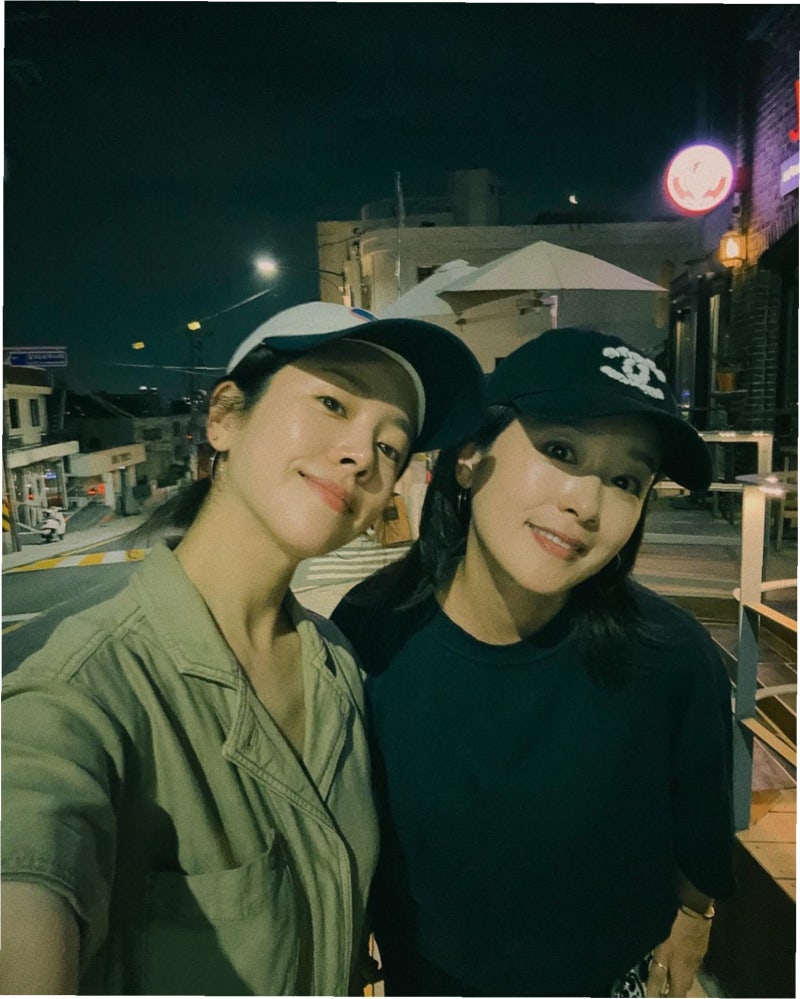 한지민, 호주에서 '훈남 조카'와 다정한 모습 공개…일상 속 따뜻한 순간들