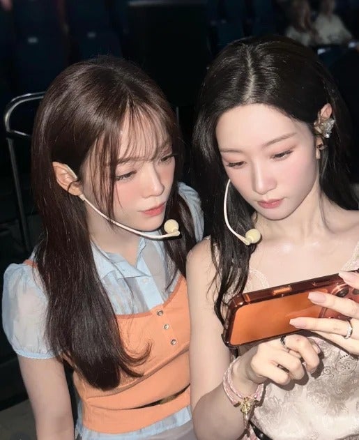 이 투샷이 실화라고?! 아이오아이 정채연X김세정, '배우 아우라' 풍기는 뮤뱅 대기실 현장