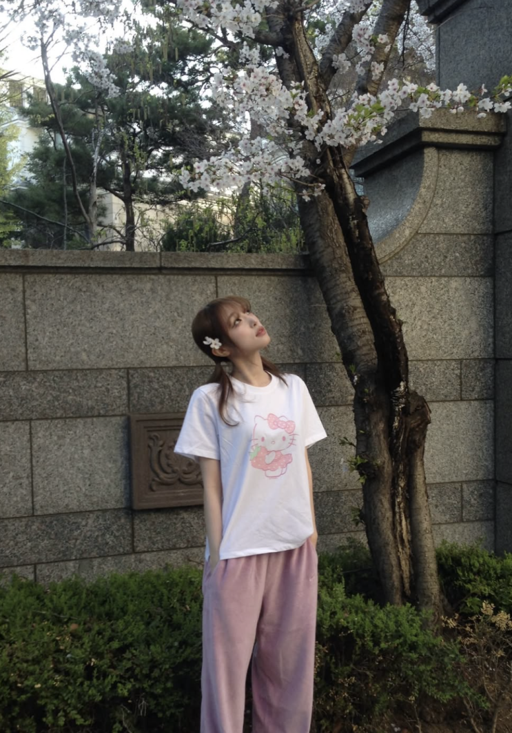 [셀럽패션] 최예나 인스타 패션  헬로키티 티셔츠 어디꺼?