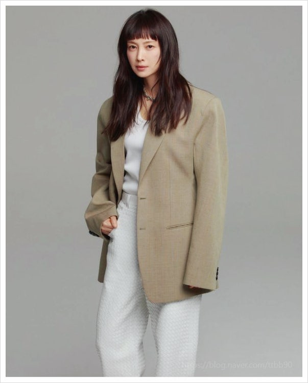  원빈 아내 이나영 뼈말라 몸매에 거북목 포즈 포착, 48세 나이 무색한 최근 비주얼 충격