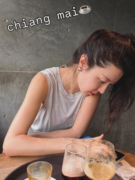 “5대 얼짱 클래스 그대로”…치앙마이서 포착된 박한별 민낯 근황 화제 “제주도 카페 사장님이라더니…” 박한별 최근 분위기 눈길 “42세 맞아?”