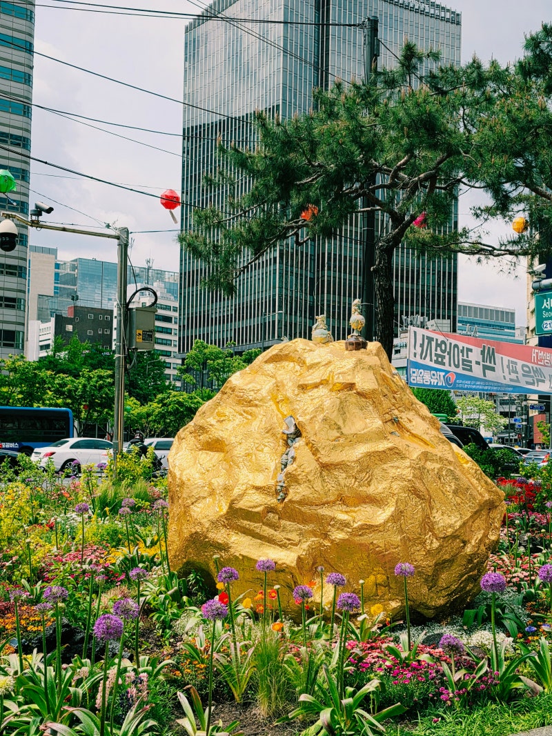 청계광장 이수경 작가 "그곳에 있었다_청계천 2025" 황금바위