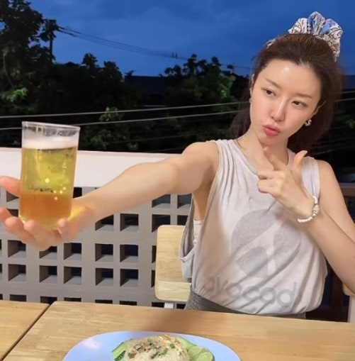 “5대 얼짱 클래스 그대로”…치앙마이서 포착된 박한별 민낯 근황 화제 “제주도 카페 사장님이라더니…” 박한별 최근 분위기 눈길 “42세 맞아?”