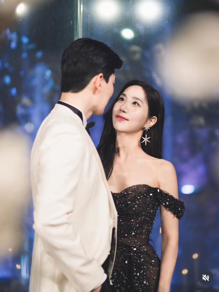 탈퇴하고 조용히 사라지더니…“훈남 피부과 의사 남편”과 결혼한 걸그룹 멤버 본식 드레....